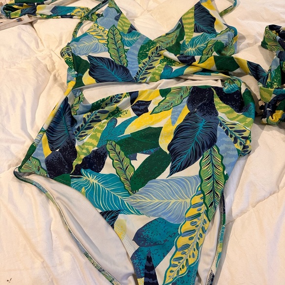 Lot of 7 Aerie wrap one piece swimsuits. XL/L - Picture 5 of 7